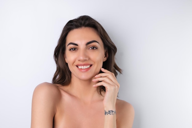 Ritratto di bellezza del primo piano di una donna in topless con pelle perfetta e trucco naturale