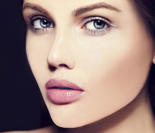 Ritratto di bellezza del primo piano look.glamor di alta moda di bello modello caucasico della giovane donna con trucco nudo con pelle pulita perfetta con le labbra rosa variopinte