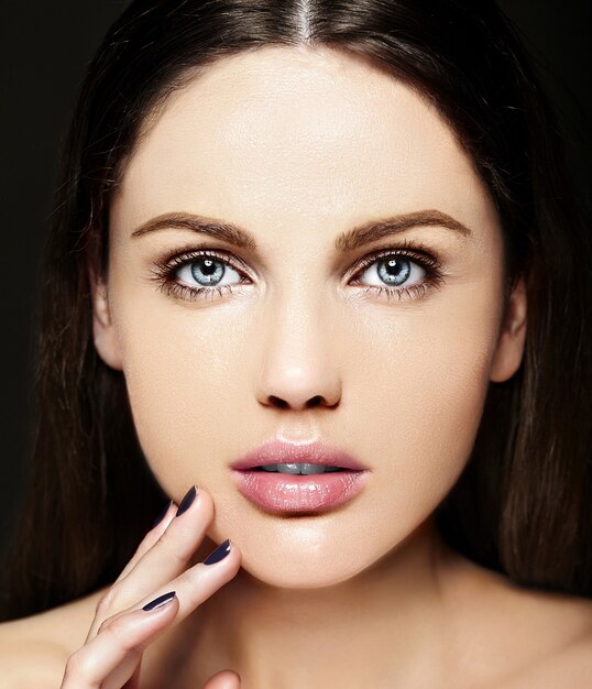 Ritratto di bellezza del primo piano look.glamor di alta moda di bello modello caucasico della giovane donna con trucco nudo con pelle pulita perfetta