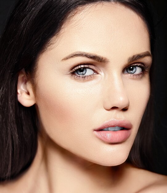 Ritratto di bellezza del primo piano look.glamor di alta moda di bello modello caucasico della giovane donna senza trucco con pelle pulita perfetta