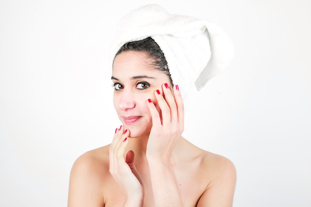 Ritratto di bellezza di una donna con un asciugamano avvolto intorno alla sua testa