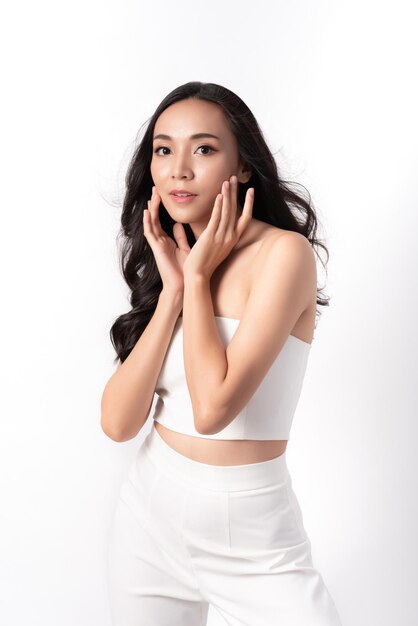 Ritratto di bellezza donne asiatiche ragazza attraente in moda in posa con la faccia sorridente che indossa un abito bianco su sfondo bianco per cosmetici o media sani