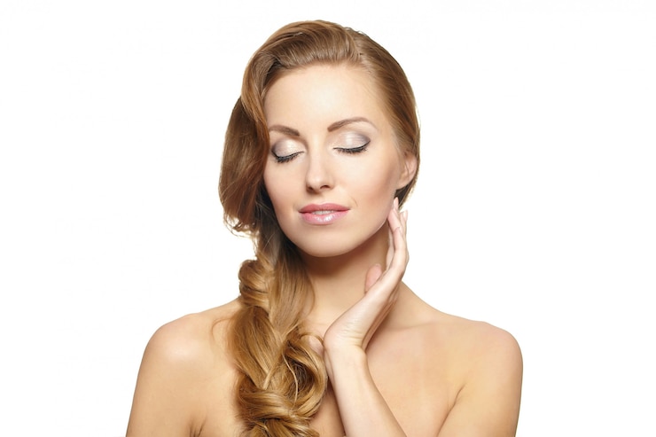 Foto gratuito ritratto di bello modello femminile isolato su stile di capelli ricci di trucco luminoso bianco