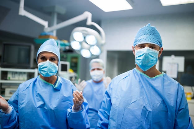 Ritratto di chirurghi in piedi in sala operatoria