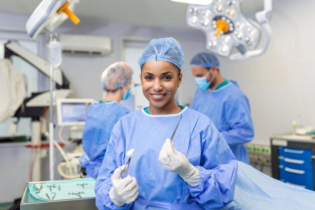 Ritratto di chirurgo donna afroamericana in piedi in sala operatoria pronta a lavorare su un paziente Operatrice medica in uniforme chirurgica in sala operatoria