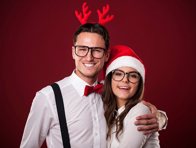 Ritratto di coppia adorabile nel periodo natalizio