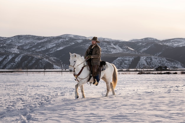 Ritratto di cowboy a cavallo