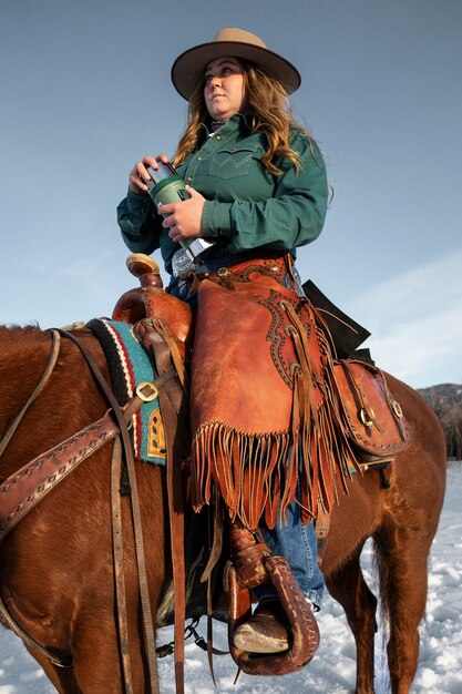 Ritratto di cowgirl a cavallo