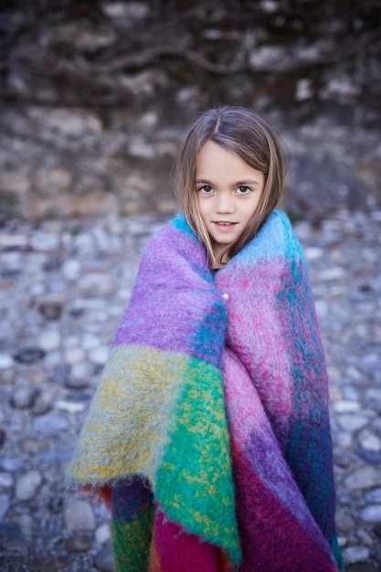 Ritratto di donna adolescente carina coperta di coperta all'aperto.