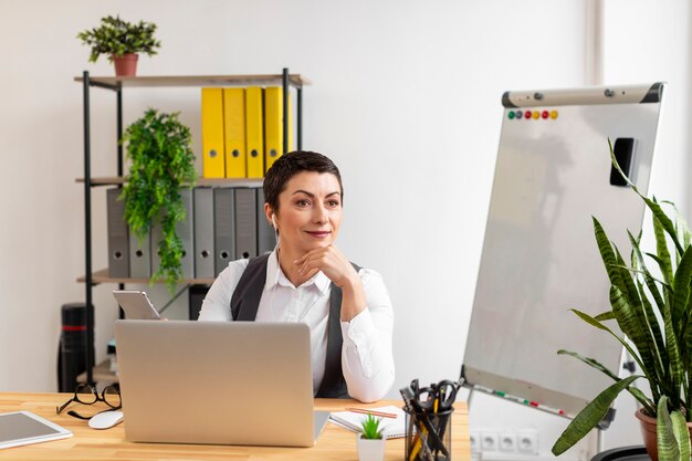 Ritratto di donna adulta in ufficio