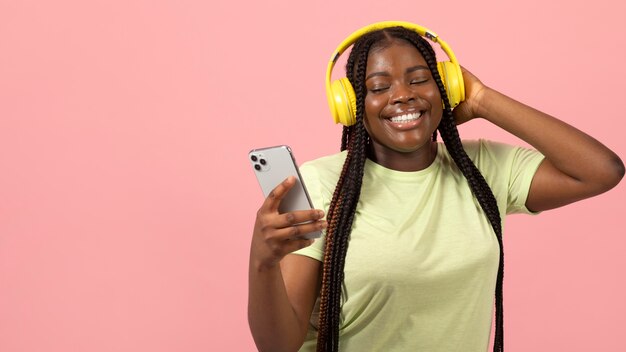 Ritratto di donna afroamericana espressiva che ascolta musica
