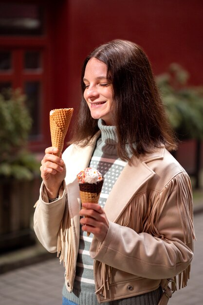 Ritratto di donna all'aperto con coni gelato