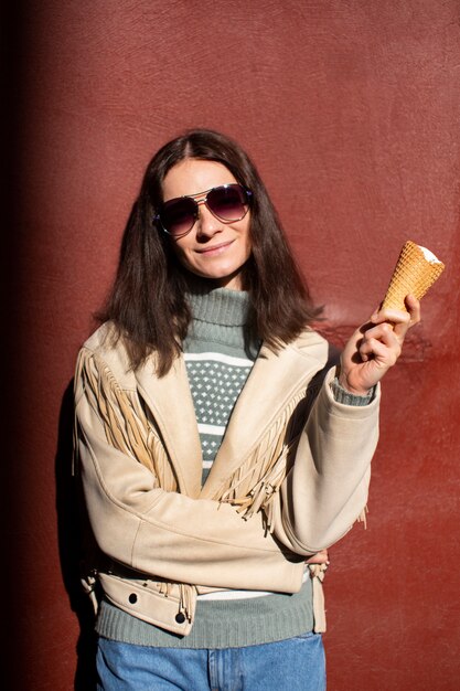 Ritratto di donna all'aperto con cono gelato