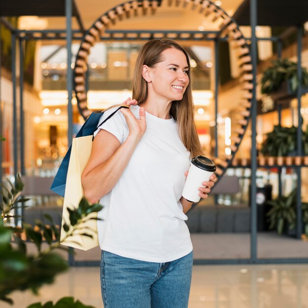 Ritratto di donna alla moda che trasportano le borse della spesa