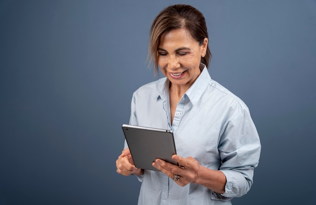 Ritratto di donna anziana con in mano un tablet