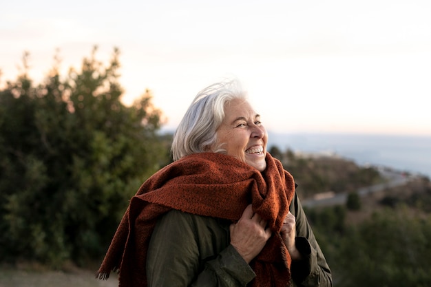 Ritratto di donna anziana fuori per un'avventura nella natura