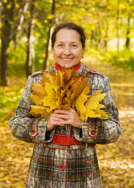 Ritratto di donna anziana in autunno parco