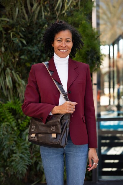 Ritratto di donna anziana in blazer professionale all'aperto