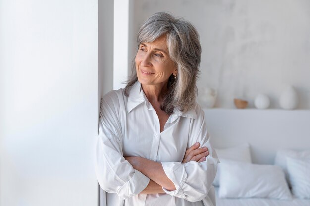 Ritratto di donna anziana sorridente che si rilassa a casa