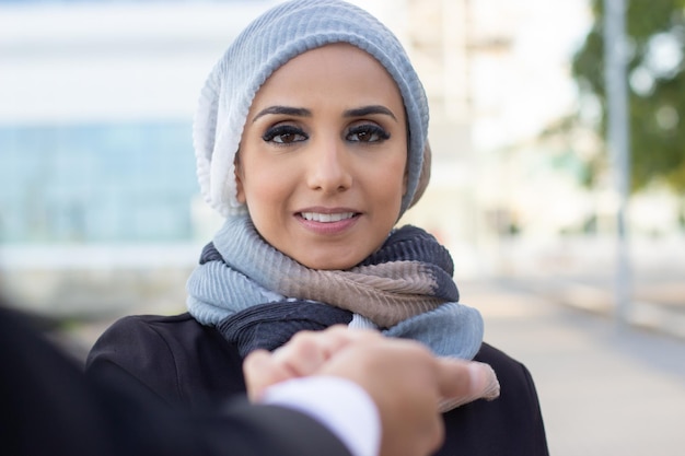 Ritratto di donna araba amorosa. Bella donna con la testa coperta e trucco che guarda l'obbiettivo. Concetto internazionale e bello