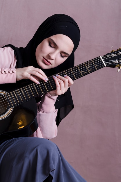 Ritratto di donna araba con chitarra