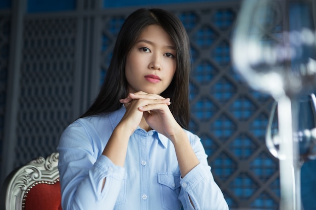 Ritratto di donna asiatica seduta al ristorante