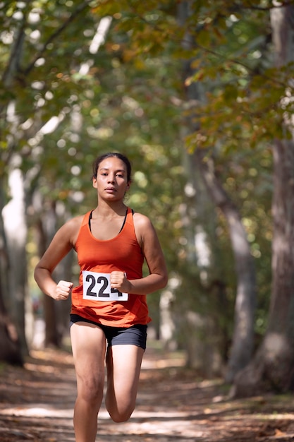 Ritratto di donna atletica che partecipa a un cross country