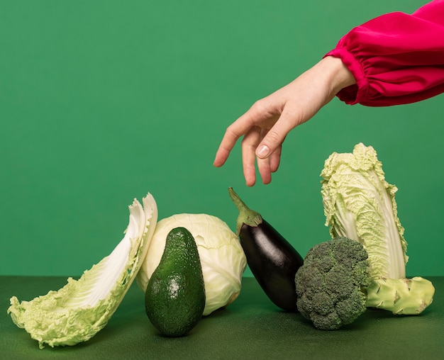 Ritratto di donna bella rossa con le verdure