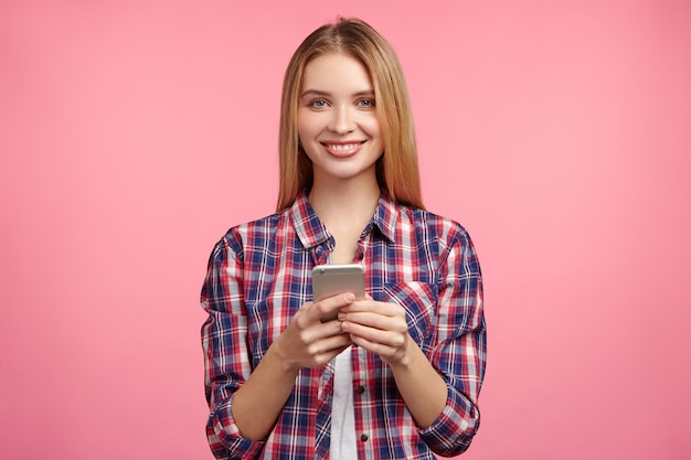 Ritratto di donna bionda in camicia a righe con il telefono