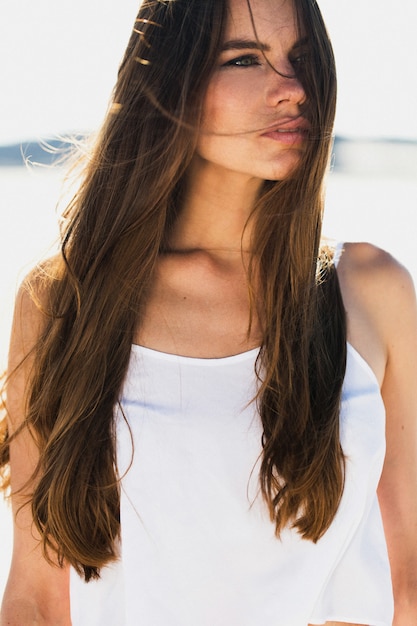 Ritratto di donna bruna con lunghi capelli lucidi