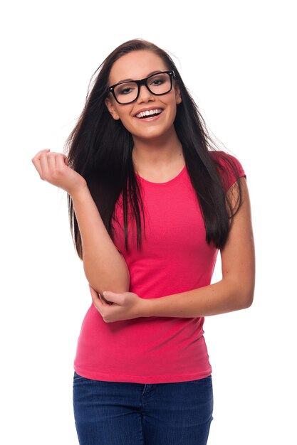 Ritratto di donna bruna sorridente con gli occhiali