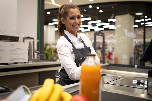 Ritratto di donna cassiere in un supermercato