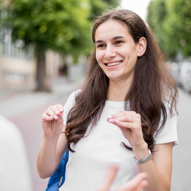 Ritratto di donna che comunica attraverso il linguaggio dei segni