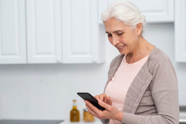 Ritratto di donna che controlla il suo telefono