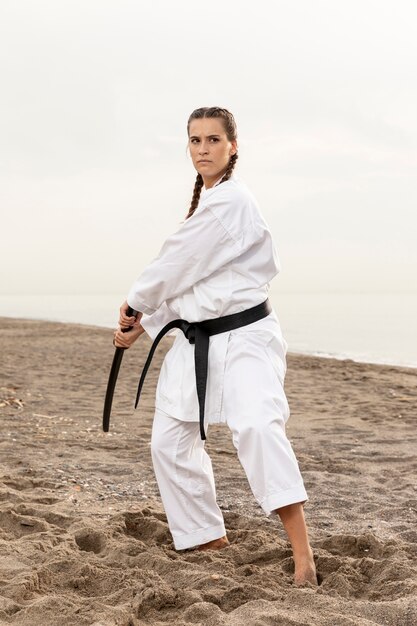 Ritratto di donna che esercita karate