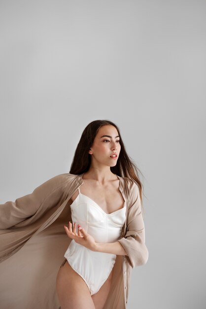 Ritratto di donna che esprime il linguaggio del corpo
