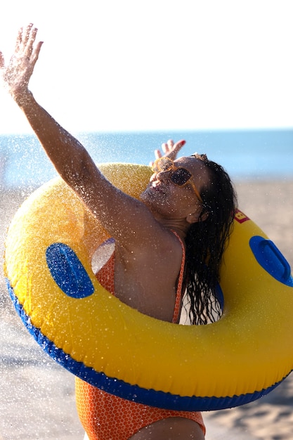 Ritratto di donna che fa la doccia sulla spiaggia