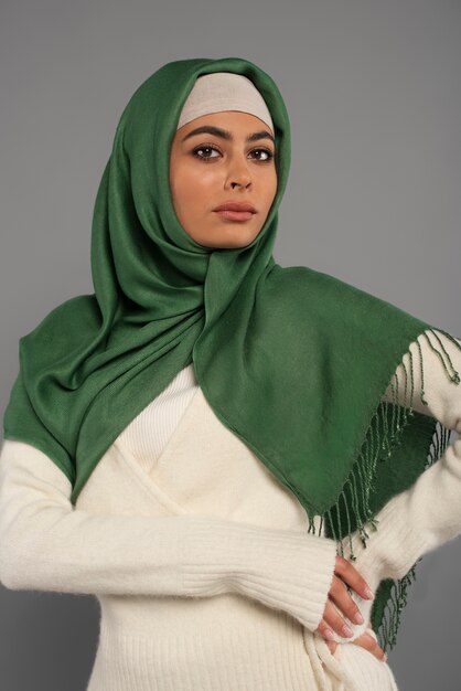 Ritratto di donna che indossa l'hijab isolato