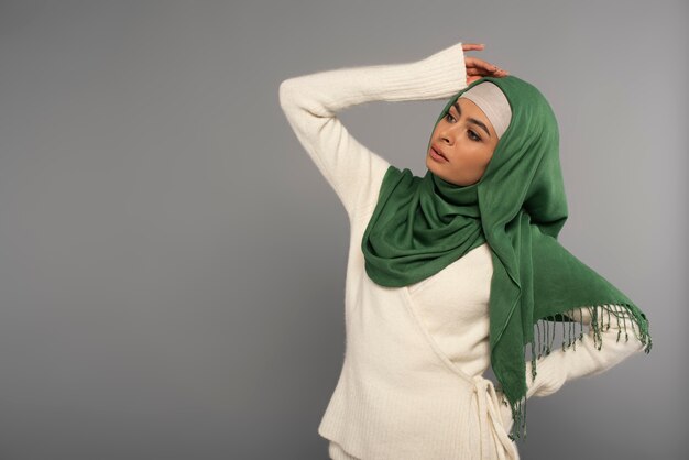 Ritratto di donna che indossa l'hijab isolato