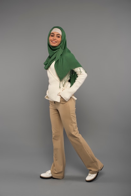 Ritratto di donna che indossa l'hijab isolato