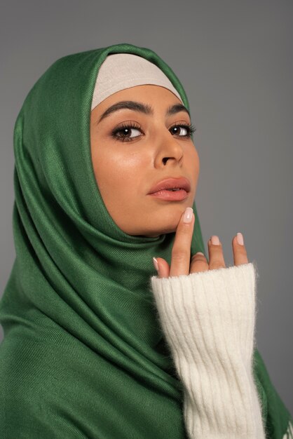 Ritratto di donna che indossa l'hijab isolato