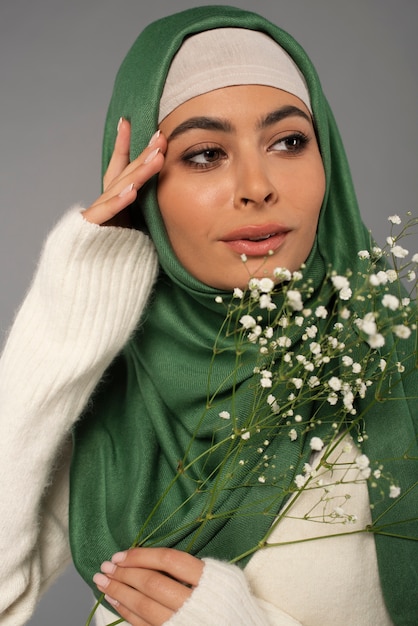 Ritratto di donna che indossa l'hijab isolato