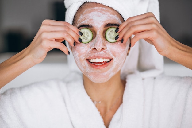 Ritratto di donna che indossa la maschera di bellezza