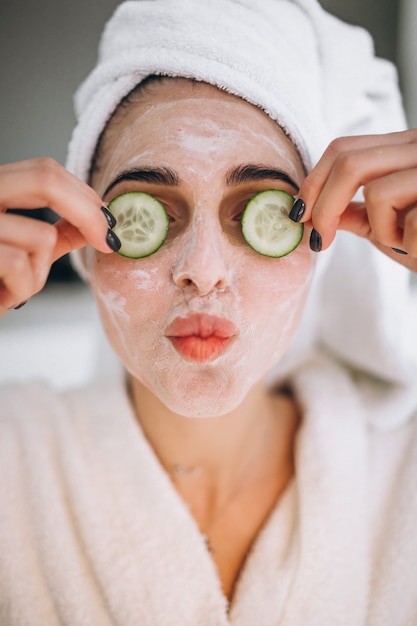 Ritratto di donna che indossa la maschera di bellezza