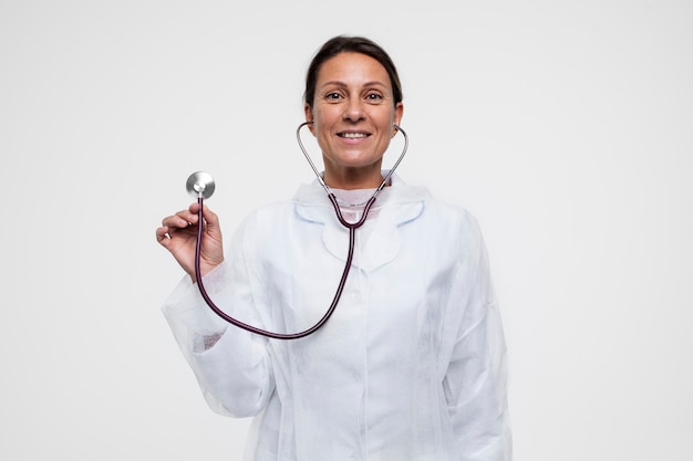 Ritratto di donna che indossa un camice medico con lo stetoscopio