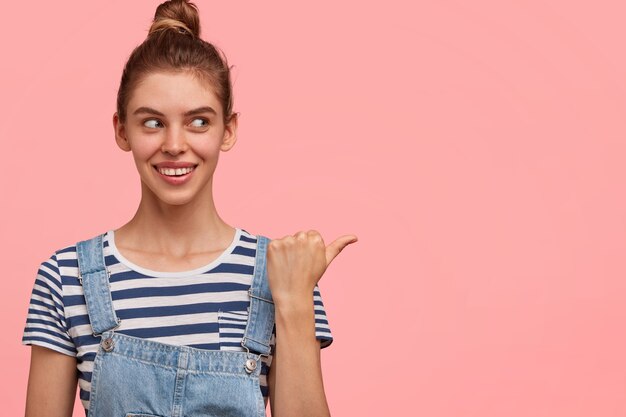 Ritratto di donna che indossa una tuta in denim