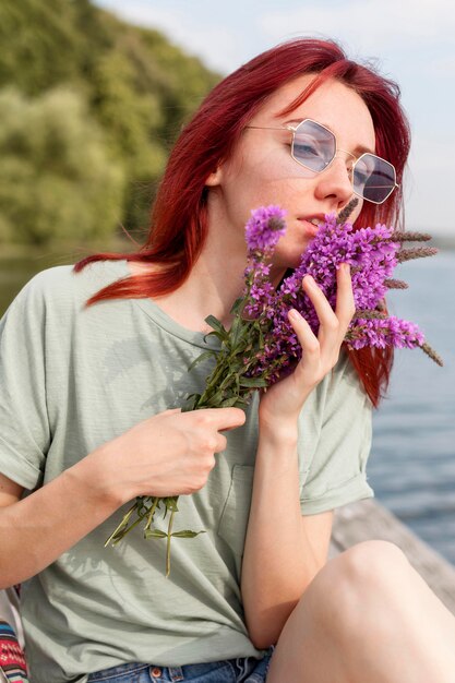 Ritratto di donna che mantiene la lavanda