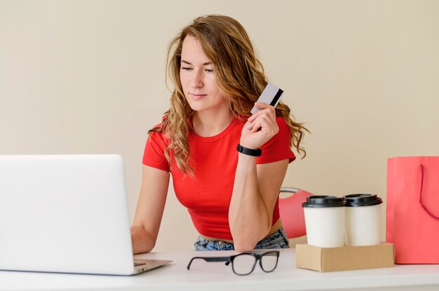 Ritratto di donna che ordina prodotti online