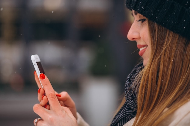 Ritratto di donna che parla al telefono in strada