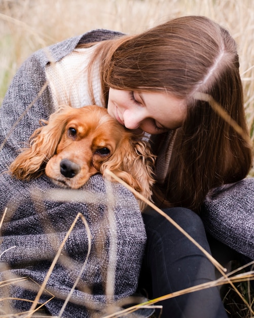 Ritratto di donna che tiene il suo cane